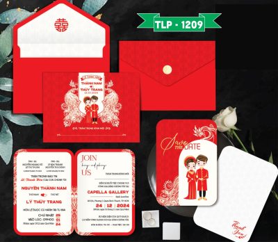 Thiệp cưới màu đỏ chibi dâu rể khổng tước, ép kim vàng mã TCP-1209